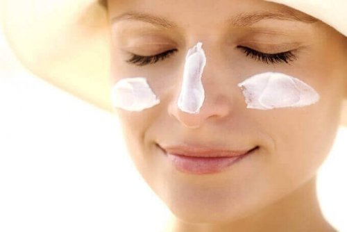 Zonnecrème op je gezicht