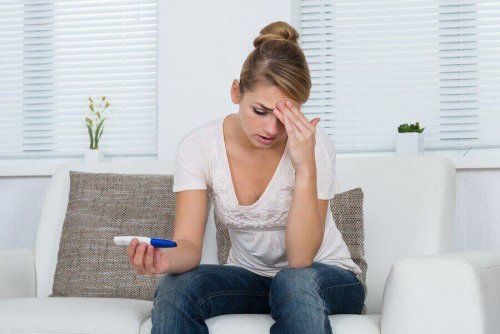 Vrouw met zwangerschapstest