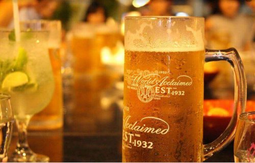 een groot glas bier