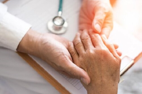 De symptomen van reumatische artritis bestrijden