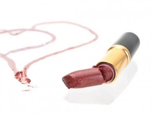 Hoe je je kapotte lippenstift kunt hergebruiken