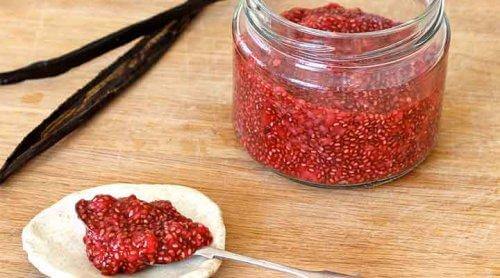 Jam van fruit met chiazaad