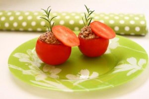 Gevulde tomaten met tonijn: een licht en heerlijk recept