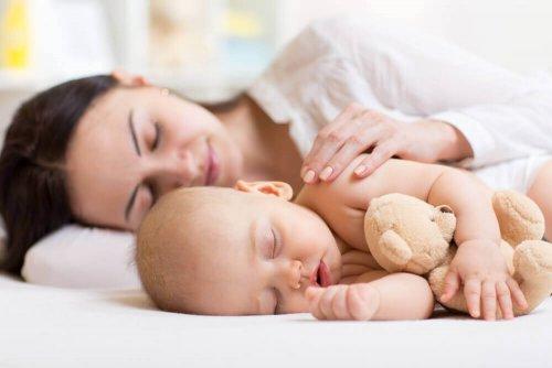 Moeder slaapt met baby