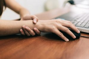 Vijf doeltreffende oefeningen tegen pijn bij carpaletunnelsyndroom