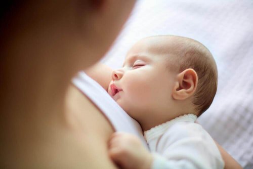 Waarom baby's het beste bij hun moeder slapen