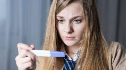 Vrouw die staart naar zwangerschapstest