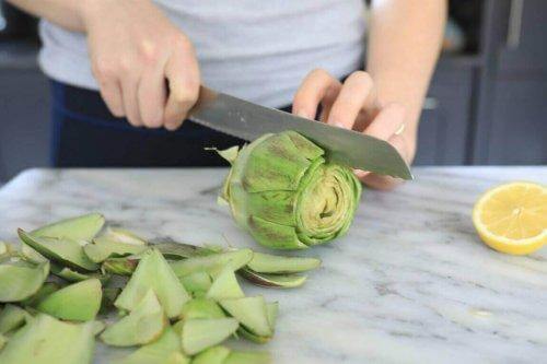 Artisjok in stukjes snijden