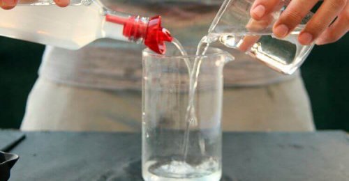 Azijn en water mengen