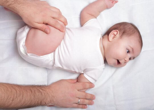 Baby ligt op de rug