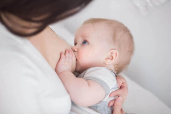 Een baby krijgt borstvoeding