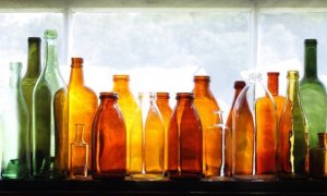 Gerecyclede flessen als tuindecoratie
