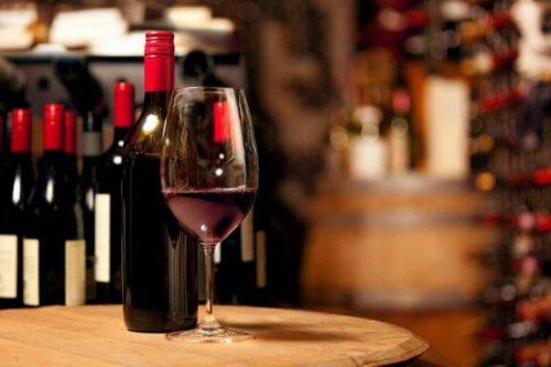 Glas en flessen met rode wijn