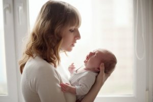 Hoe kalmeer je een baby die blijft huilen?