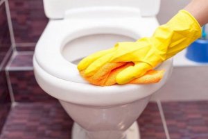 Je toilet schoonmaken met baking soda doe je zo