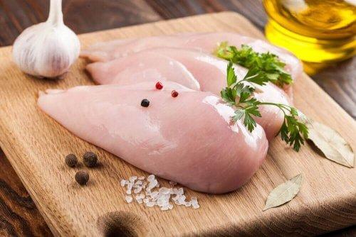 Kipfilets op snijplank