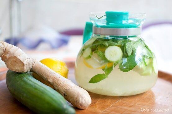 Komkommerwater in een pot