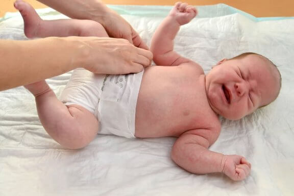 Het verschonen van een luier van de baby