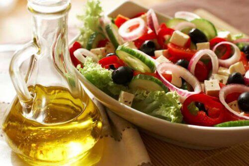 Een salade met olijfolie om je ideale gewicht te bereiken
