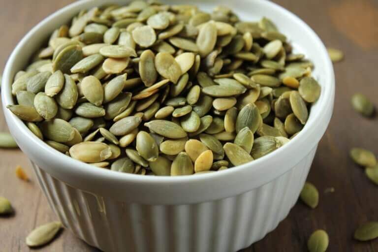 Een schaaltje met pompoenpitten