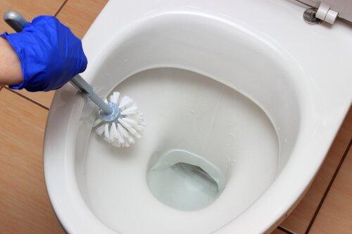 Toilet schoonmaken