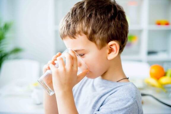 Jongen drinkt een glas water