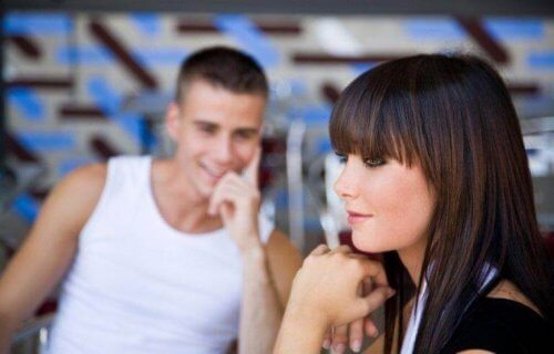 iemand met een partner kijkt anders naar je