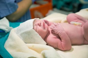 De zorg vóór en na een keizersnede