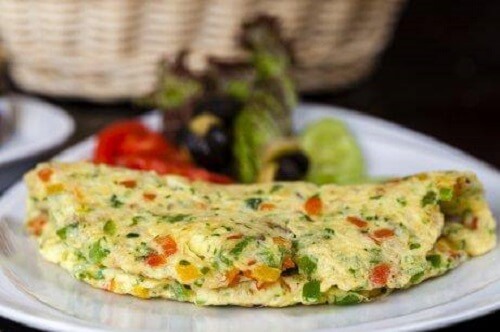 Een Franse omelet met kaas ham en broccoli