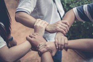 Je kind leren om anderen te helpen
