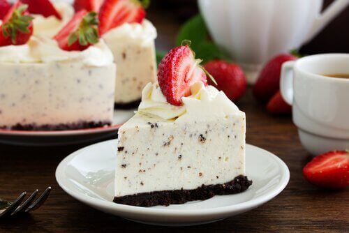 stuk oreo cheesecake met een aardbei
