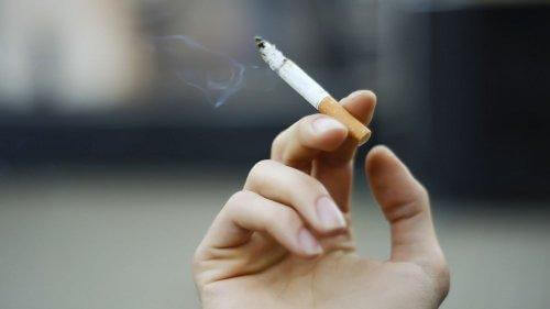 Roken is een van de gewoonten die gastritis kunnen verergeren
