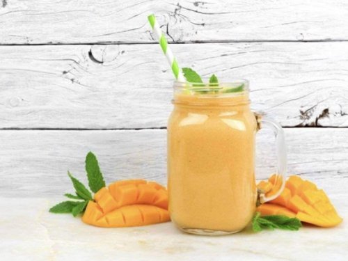 Smoothie met mango en kokosmelk