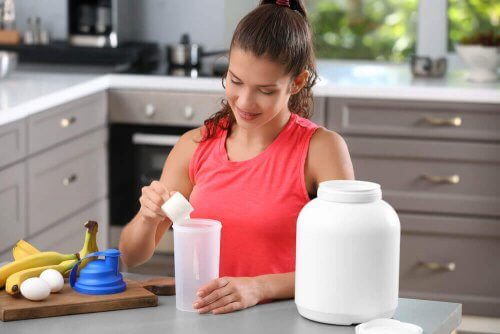 Vrouw maakt eiwitshake