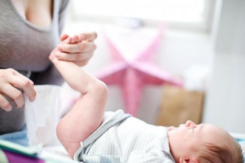 moeder verschoont een baby