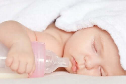Is het gebruik van spenen en flesjes slecht voor baby’s?