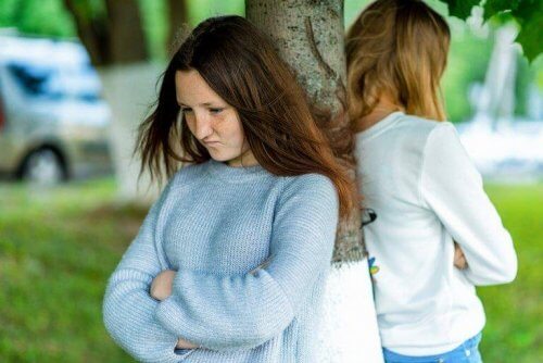 meiden staan boos ieder aan een andere kant