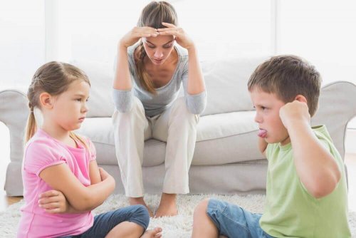 vermoeide moeder door ruzie makende kinderen