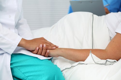 Dokter die moeder geruststelt