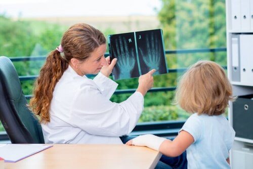 Dokter en kind die naar bottn kijken