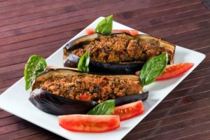 Gevulde aubergine met groenten en vinaigrette