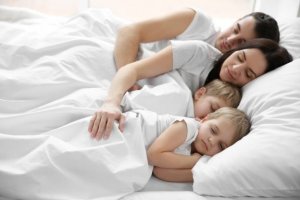 Kinderen die in hetzelfde bed als hun ouders slapen