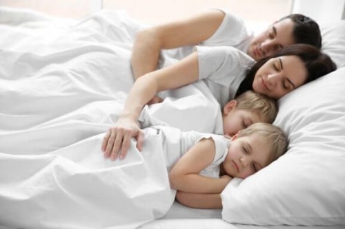 Kinderen die in hetzelfde bed als hun ouders slapen