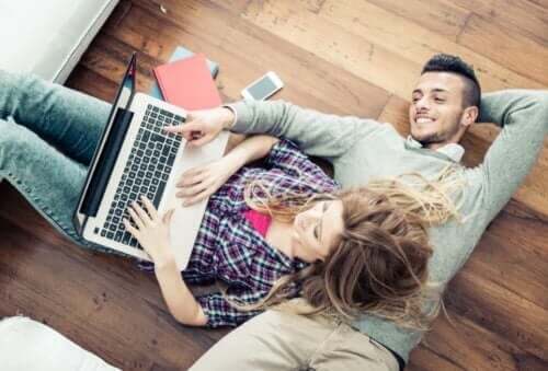 Een gelukkig stel ligt samen op de grond