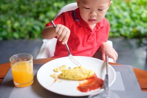 Kind dat eieren eet
