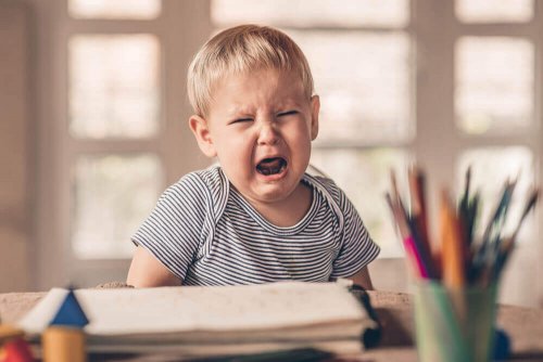 een boos huilend kind