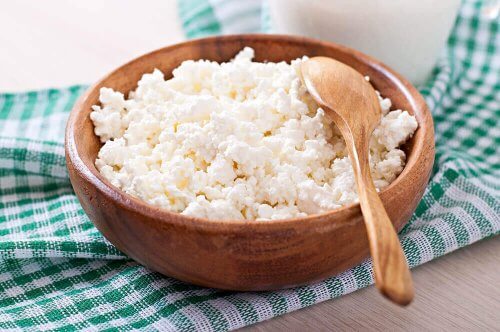 bruin kommetje met cottage cheese