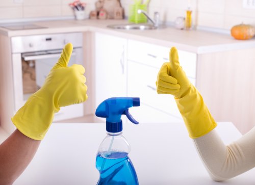 leer je partner om iets in het huishouden te doen