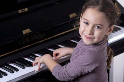Jong meisje speelt piano