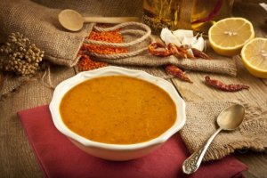 Probeer dit eenvoudige recept voor romige linzensoep